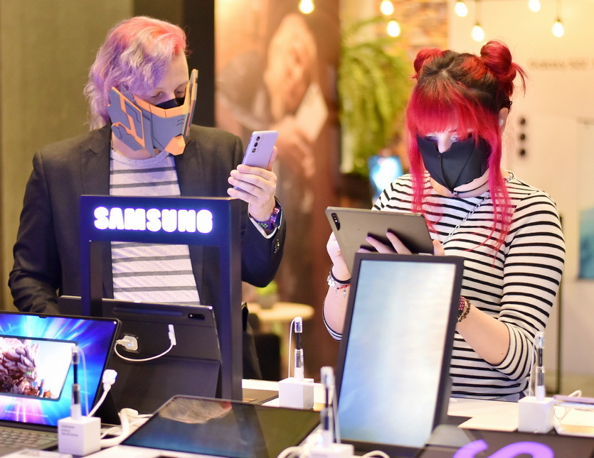 10일 한국에서 먼저 공개된 갤럭시 S22는 70개국에서 진행된 사전 판매에서 갤럭시 스마트폰 사상 최대 실적을 달성했다. 국내 사전 개통 첫날인 22일에는 사상 최다인 30만대가 개통됐으며, 사전 판매에서도 102만대가 팔렸다. 갤럭시 탭S8도 강력한 멀티태스킹, 대화면 등으로 인기다. 세계에서 전작보다 2배 많은 사전 판매량을 기록한 것이다. 국내에서는 사전 예약 첫날 초도 물량이 완판됐다. 페루 리마에서 진행된 갤럭시 S22 출시 행사에 참여한 현지 고객이 갤럭시 S22와 갤럭시 탭S8 등을 이용하고 있다. 사진=삼성전자