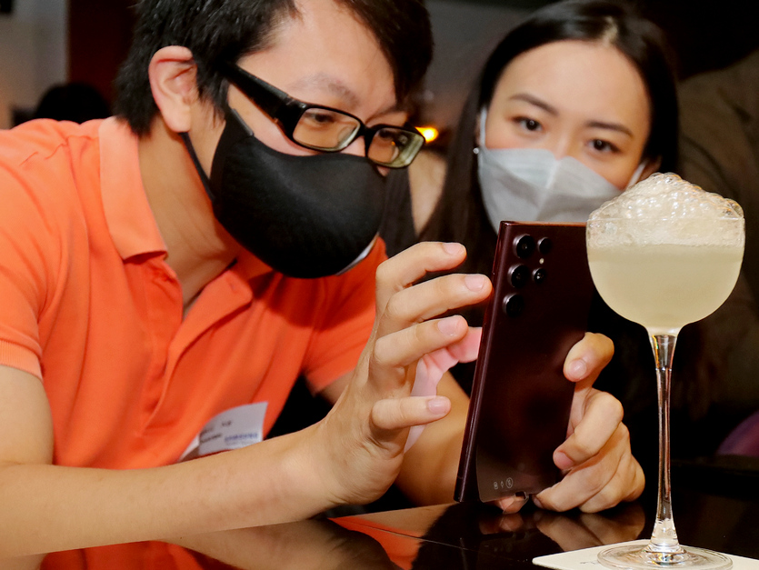 삼성전자는 영국과 브라질, 인도 싱가포르 등 현지 상황을 고려해 갤럭시 S22와 갤럭시 탭S8의 출시 행사 등을 진행하고 있다. 싱가포르 아마라 호텔에서 진행된 미디어 행사에서 현지 언론인이 갤럭시 S22를 통해 사진을 찍고 있다. 사진=삼성전자