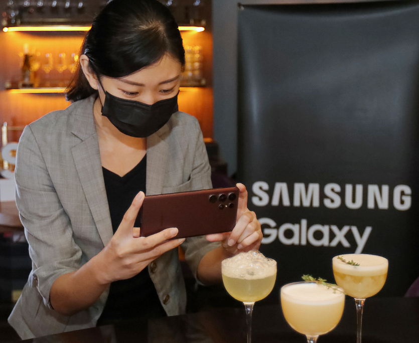 삼성전자는 영국과 브라질, 인도 싱가포르 등 현지 상황을 고려해 갤럭시 S22와 갤럭시 탭S8의 출시 행사 등을 진행하고 있다. 싱가포르 아마라 호텔에서 진행된 미디어 행사에서 현지 언론인이 갤럭시 S22를 통해 사진을 찍고 있다. 사진=삼성전자