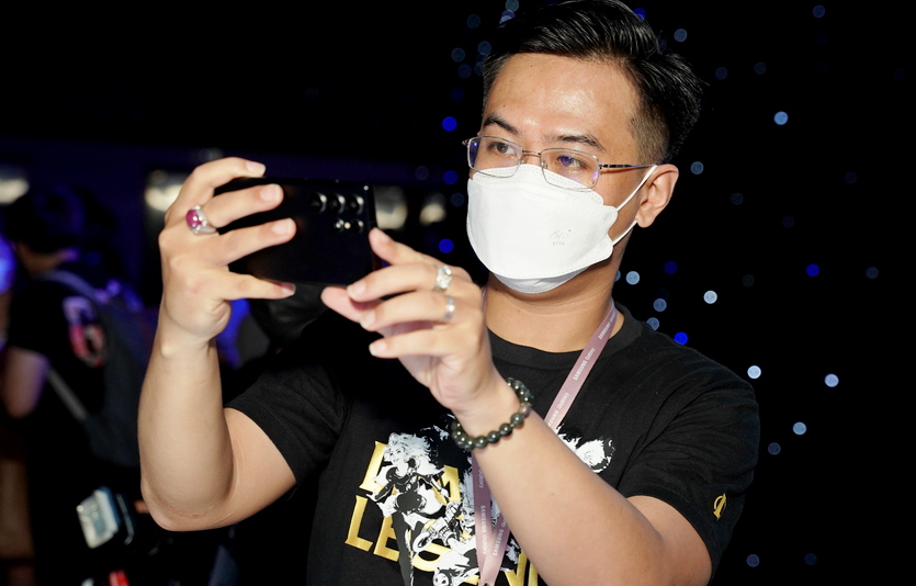 베트남 호치민 잼 센터에서 진행된 출시 행사에서 현지 고객이 갤럭시 S22를 체험하고 있다. 사진=삼성전자