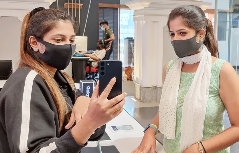 삼성전자 최방섭 부사장은 “갤럭시 S22와 갤럭시 탭S8에 대한 세계인의 호응이 뜨겁다. 앞으로도 많은 고객이 갤럭시를 통해 혁신적인 모바일 경험을 할 수 있도록 노력하겠다”고 말했다. 인도 방갈로르에 위치한 삼성 오페라 하우스 체험 매장에서 현지 고객이 갤럭시 S22를 체험하고 있다. 사진=삼성전자