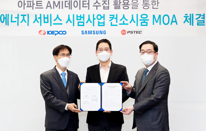 (왼쪽부터)김숙철 한전 기술혁신본부장, 박찬우 삼성전자 부사장, 황재용 피에스텍 대표이사 등이 업무협약을 체결하고 기념사진을 찍고 있다. 사진=삼성전자