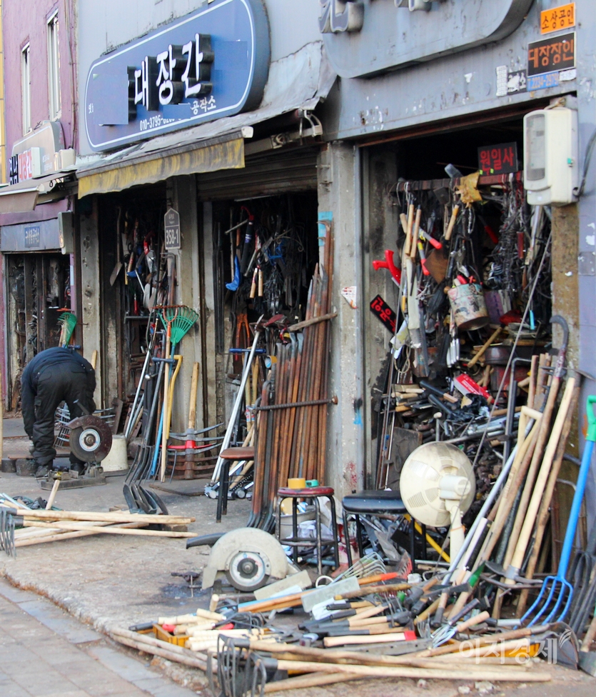 서울 퇴계로 광희문 인근에 대장간 3곳이 있다. 이곳은 수도권에 있는 대장간에서 만든 농기구 등을 구입해 재판매한다. 사진=정윤서 기자