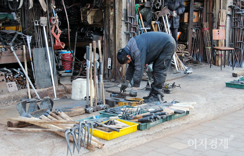 3곳의 대장간 중 가운데 점포 주인이 손을 재빠르게 움직이고 있다. 옆 대장간 주인이 이를 지켜보고 있다. 사진=정윤서 기자
