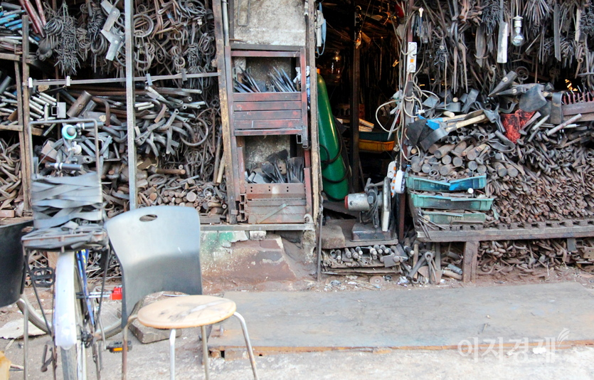 다른 한곳의 대장간은 빈 의자만이 가게를 지키고 있다. 사진=정윤서 기자