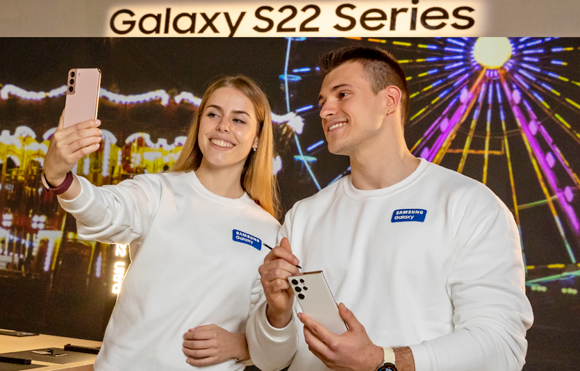 28일(현지시간) 스페인 바르셀로나에서 개막하는 MWC의 삼성전자 전시관에서 현지 고객이 갤럭시 S22를 체험하고 있다. 사진=삼성전자