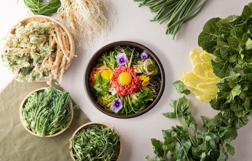 그랜드하얏트서울의 뷔페 레스토랑 '더 테라스'는 봄나물 비빔밥을 선보인다. 사진=그랜드하얏트서울