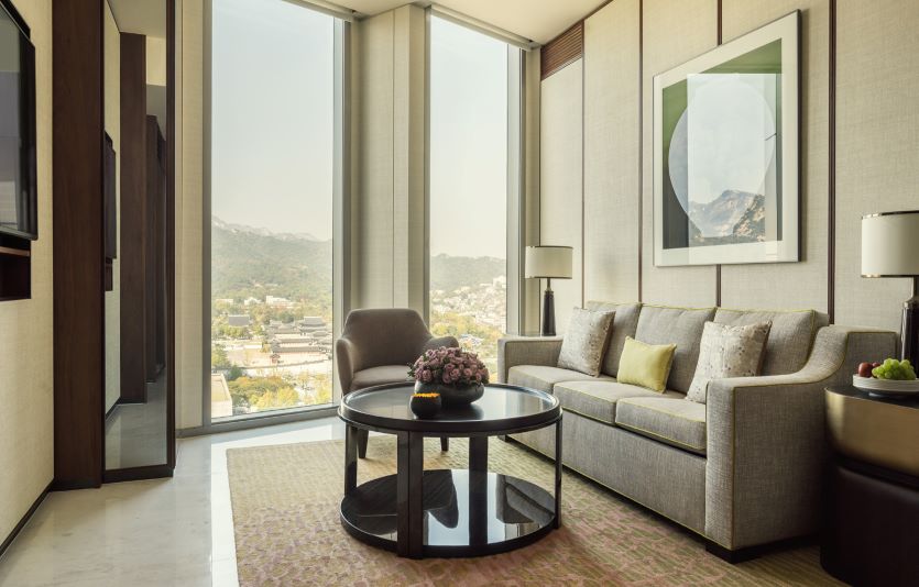 포시즌스 호텔 서울은 궁궐이나 도심뷰의 '이그제큐티브 스위트; 룸의 숙박패키지를 20%저렴하게 판매한다. 사진=포시즌스호텔