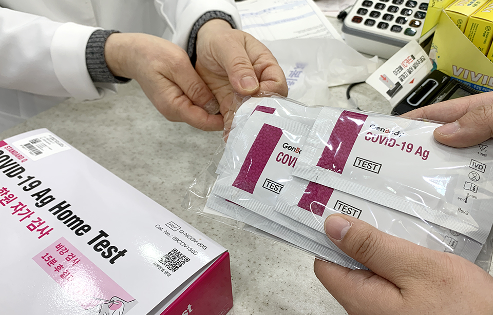 자가검사키트 공급 안정화를 위해 시행 중인 유통개선조치가 3월말까지 연장된다. 사진=김성미 기자