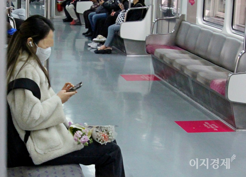 봄처녀가 자리에 앉아 꽃다발을 무릎 위에 올렸다. 사진=김진이 기자