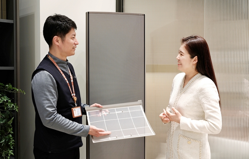 삼성전자서비스가 ‘한국에서 가장 존경받는 기업’에서 서비스센터부문 1위에 11년 연속 올랐다. 삼성전자서비스 엔지니어가 삼성케어플러스 가전·TV 서비스를 고객에게 제공하고 있다. 사진=삼성전자서비스