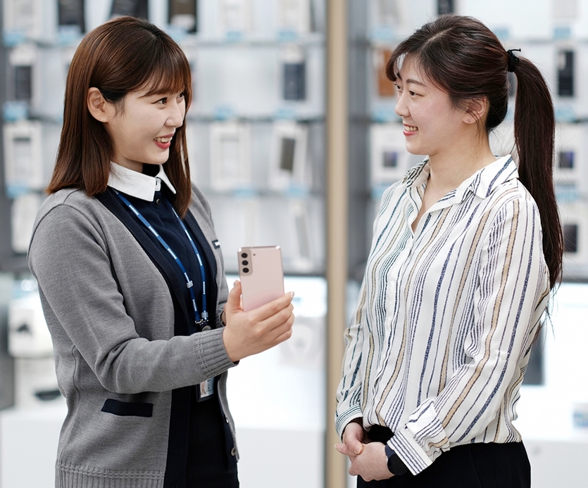 삼성전자서비스 상담사가 서비스센터에 방문한 고객을 응대하고 있다. 사진=삼성전자서비스