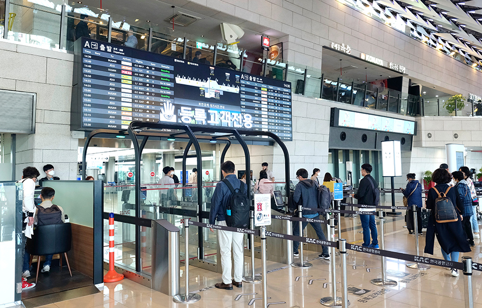 김포공항 국내서 바이오인증 원 ID 신분확인 게이트. 사진=한국공항공사