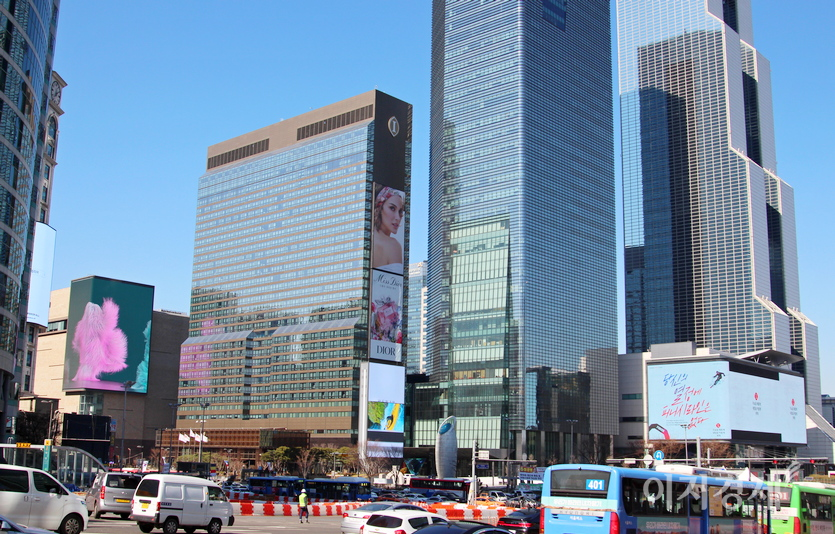 SM엔터엔터인먼트(오른쪽 첫번째)가 2010년대 중반 자사 사옥 외벽에 LCD(액정표시장치) 광고판을 설치했다. 사진=정윤서 기자