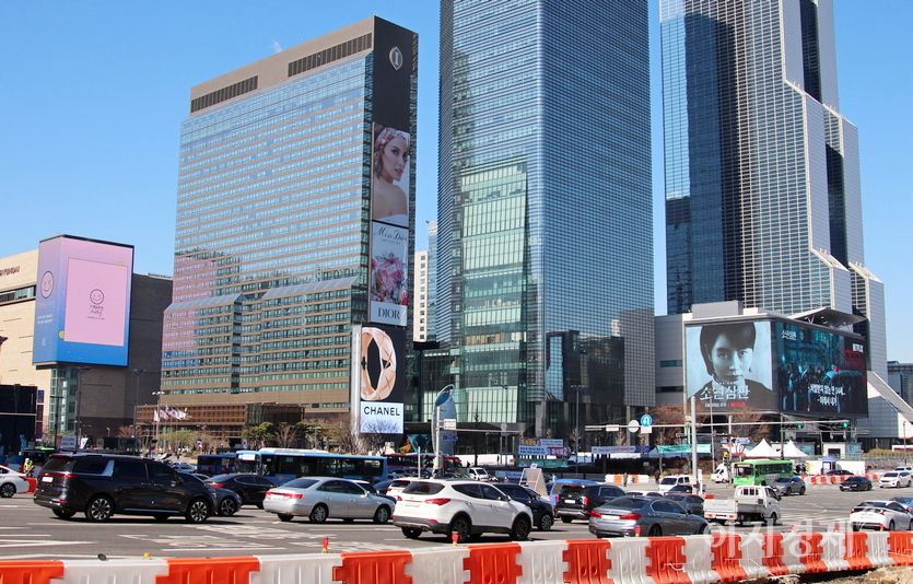 이후 인근 코엑스와 무역센터, 백화점과 호텔 등이 모두외벽에 LCD 광고판을 설치했다. 이들 건물은 이곳을 통해 기업과 자사 광고 등을 송출하면서 수익을 올리고 있다. 사진=정윤서 기자.