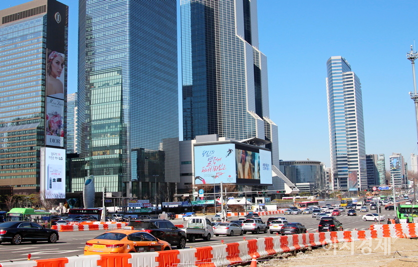 이후 인근 코엑스와 무역센터, 백화점과 호텔 등이 모두외벽에 LCD 광고판을 설치했다. 이들 건물은 이곳을 통해 기업과 자사 광고 등을 송출하면서 수익을 올리고 있다. 사진=정윤서 기자.