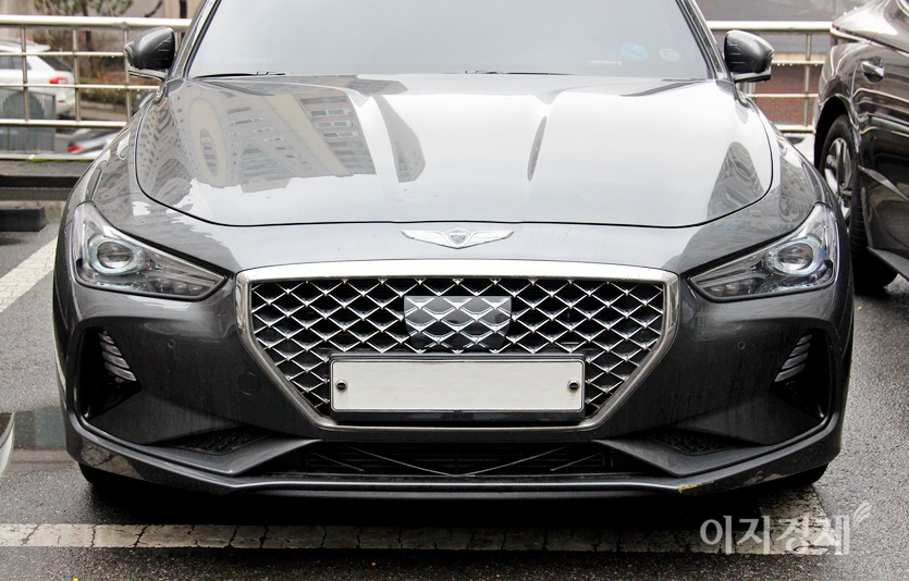 네이선과 빅터는 고급 세단을 타고 경매장에 도착한다. 카메라는 제네시스의 엔진룸 위에 있는 엠블럼과 라디에이터그릴을 관객에게 보여준다. 사진=정수남 기자