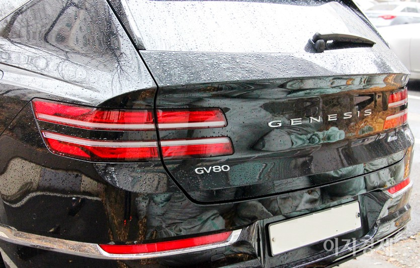 극중 카메라는 제네시스 GV80과 앞바퀴 부분의 흡기구를 잡는다. 사진=정수남 기자