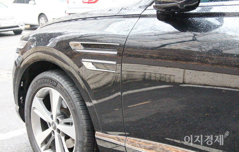 극중 카메라는 제네시스 GV80과 앞바퀴 부분의 흡기구를 잡는다. 사진=정수남 기자