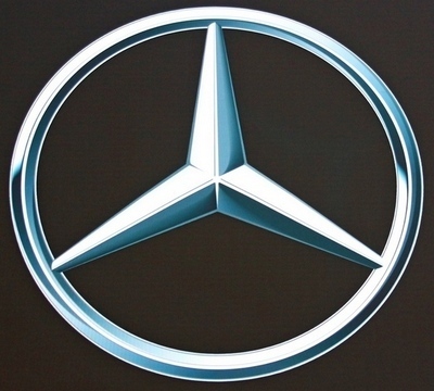 언차티트와 인민을 위해 복무하라에 나오는 밴츠 삼각별 엠블럼. 사진=정수남 기자