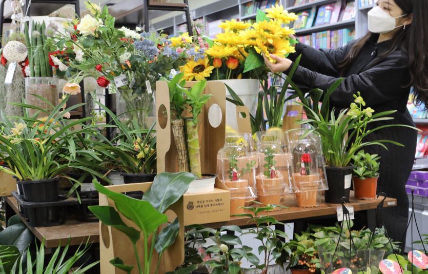 롯데마트는 봄맞이 원예모음전 행사를 3일부터 16일까지 진행한다. 사진=롯데쇼핑