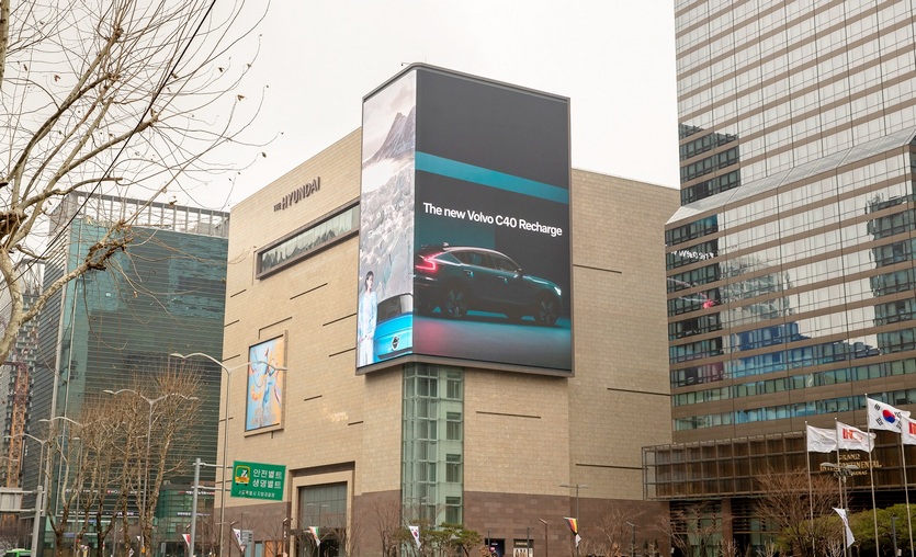볼보코리아가 서울 삼성동 현대백화점과 SM엔터테인먼트 사옥 외벽에 설치된 LCD 홍보판을 통해 C40 리차지 영상을 송출한다. 사진=볼보코리아