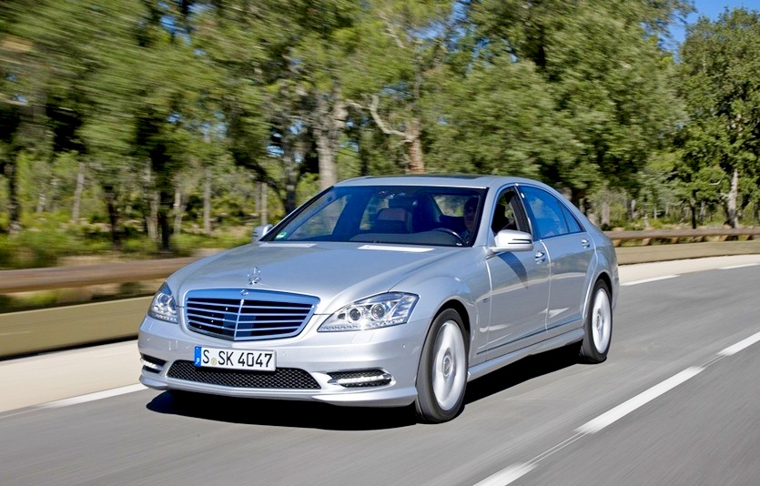 방화 모가디슈와 액션히어로에서는 각각 간진 벤츠와 유선형 벤츠가 스크린을 종횡무진한다. 벤츠 S 350 BlueTEC. 사진=벤츠