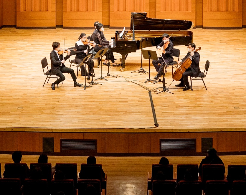 서울 강남구 광림아트센터에서 열린 제 8회 빛의소리 나눔콘서트에서 메디칼필하모닉오케스트라(MPO)가 연주하고 있다. 사진=한미약품