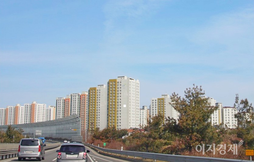 2월 매수우위지수 1위부터 6위까지가 모두 지방이 차지했다. 강원도가 93.8로 가장 높았으며, 이어 충북 81.7, 충남 72.5, 제주 69.6, 전북 64.5, 경남 63.7 순으로 파악됐다. 전북 전주에 있는 아파트 단지. 사진=이지경제