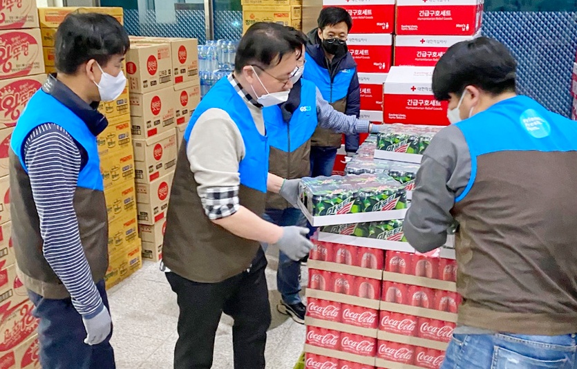 GS리테일은 울진군, 삼척시, 동해시 피해 주민을 위한 긴급 구호 물품 20000개를 현장 지휘 본부에 전달했다. 사진=GS리테일