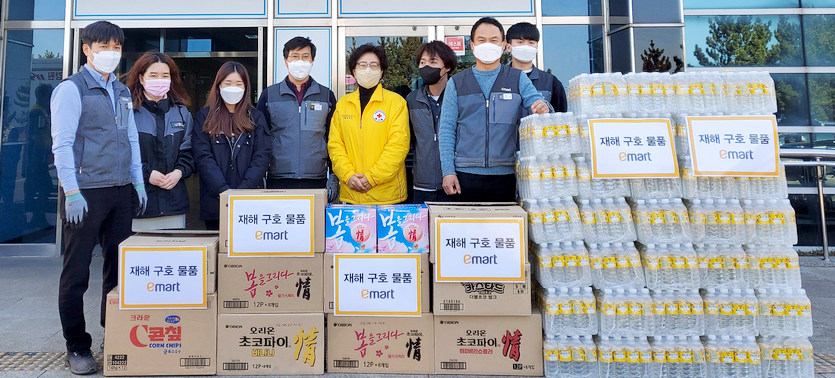 이마트는 산불 피해가 심각한 이들 지역에 생수, 간식류, 이불 등 구호 물품을 제공했다. 사진=이마트