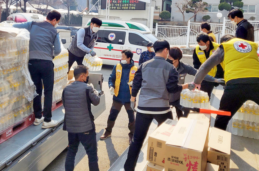 이마트는 산불 피해가 심각한 이들 지역에 생수, 간식류, 이불 등 구호 물품을 제공했다. 사진=이마트