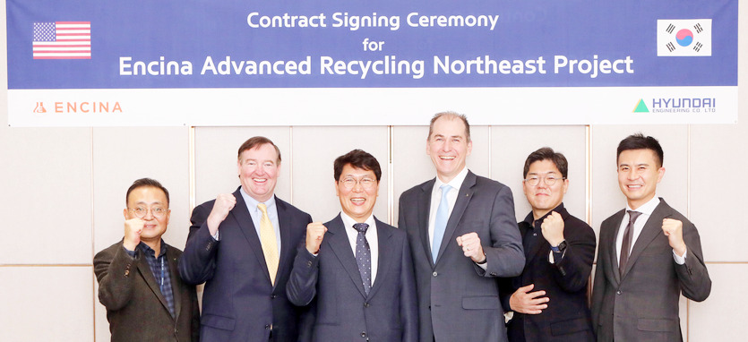현대엔지니어링이 미국 엔시나社가 발주한 폐플라스틱 활용 석유화학제품 생산설비에 대한 기본설계(FEED) 용역 계약을 체결했다. 양사 관계자가 계약 체결 후 기념사진을 찍고 있다. 사진=현대엔지니어링