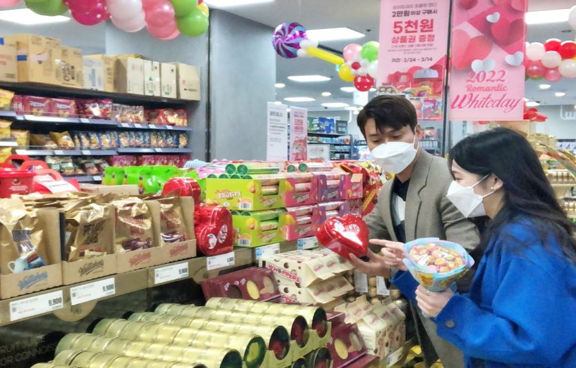 롯데쇼핑이 사탕할인과 여러 경품을 제공하는 화이트데이 행사를 온오프라인에서 진행한다. 사진=롯데쇼핑