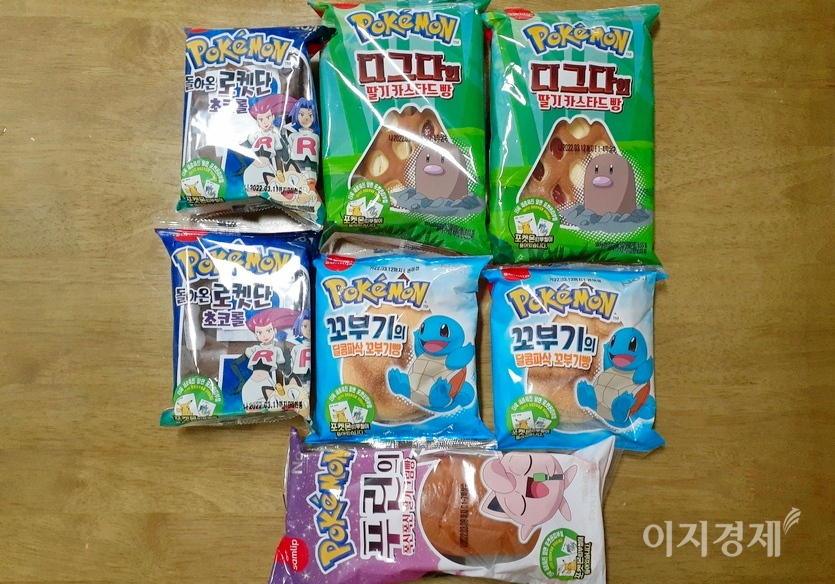 (위부터)초등학교 6학년 학생이 지난 주말 13군데의 편의점과 슈퍼를 돌고 돌아 돌아온 포켓몬빵을 구매했다. 이 학생은 빵에 있는 5개의 띠부씰을 2500원을 받고 30대 초반 남성에게 팔았다. 사진=정윤서 기자