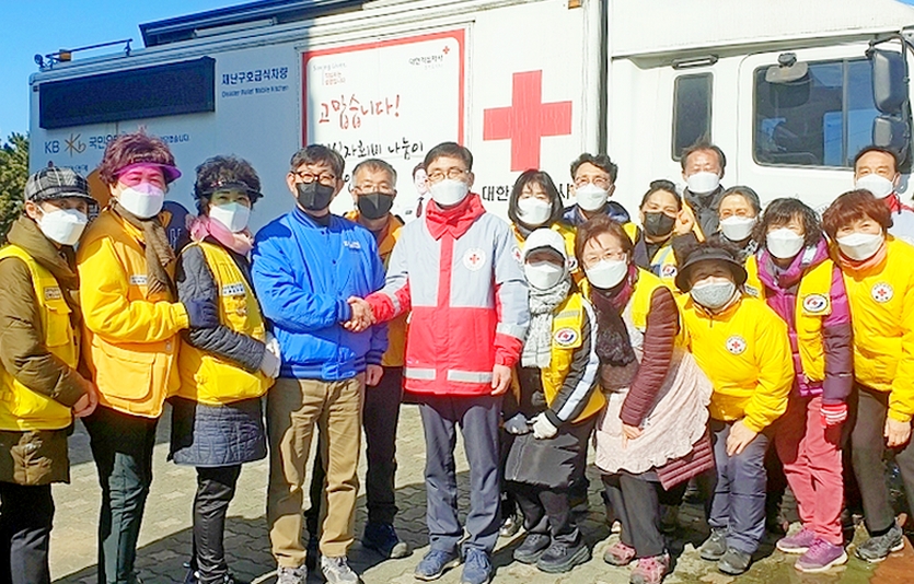 (왼쪽 다섯번째부터)정영일 이랜드복지재단 대표이사와 이상천 대한적십자사 사무총장이 긴급 구호물품 전달식에서 기념사진을 찍고 있다. 사진=이랜드
