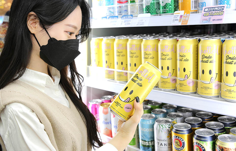 GS25는 MZ세대에게 큰 인기를 얻고 있는 도넛 브랜드 ‘노티드’와 두번째 협업을 통해 감성 맥주를 선보인다. 사진=GS리테일