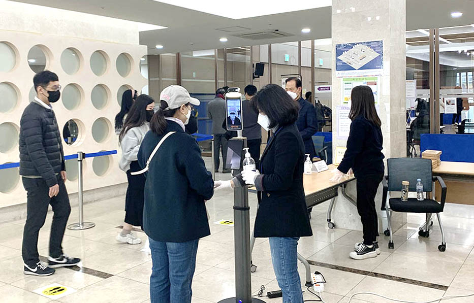 제20대 대통령선거 사전투표가 실시된 이달 4일 서울 방배4동 주민센터. 유권자들이 방역지침에 따라 투표에 참여하고 있다. 사진=김성미 기자