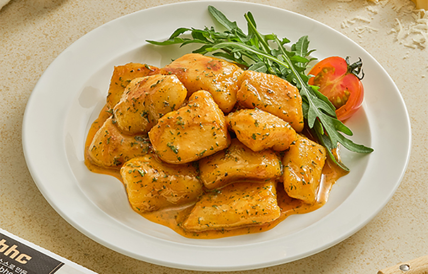 종합외식기업 bhc는 가정간편식(HMR) 제품인 ‘bhc 닭가슴살’로 인기몰이 중이다.   뿌링클 찹 닭가슴살. 사진=bhc