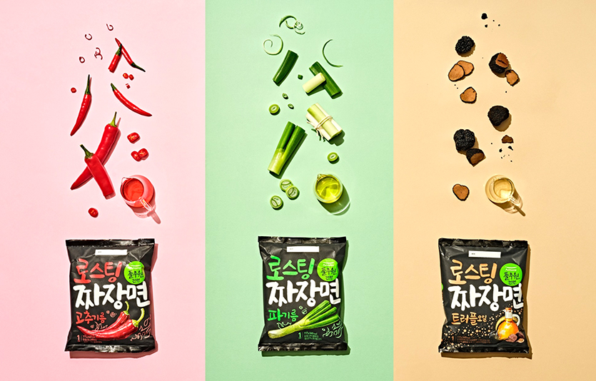 풀무원은 ‘로스팅 짜장면’으로 시장에서 새로운 트렌드를 이끌며 인기 짜장 라면 대열에 합류했다. 사진=풀무원