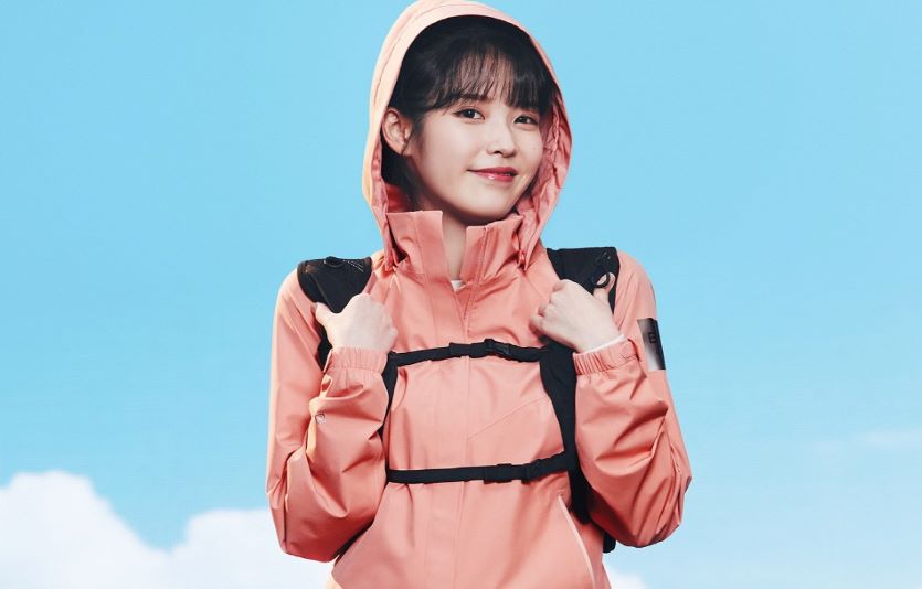 블랙야크가 중급 산행자 아이유와 함께한 화보를 공개했다. 사진=블랙야크