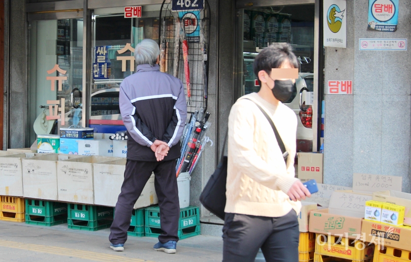 경기도 성남시 산성대로 금광동 구간에 있는 한 동네 슈퍼 앞이다. 슈퍼 주인이 가게 앞에서 벽을 골똘히 바라보고 있다. 무슨 생각을 하고 있는 걸까? 사진=정윤서 기자