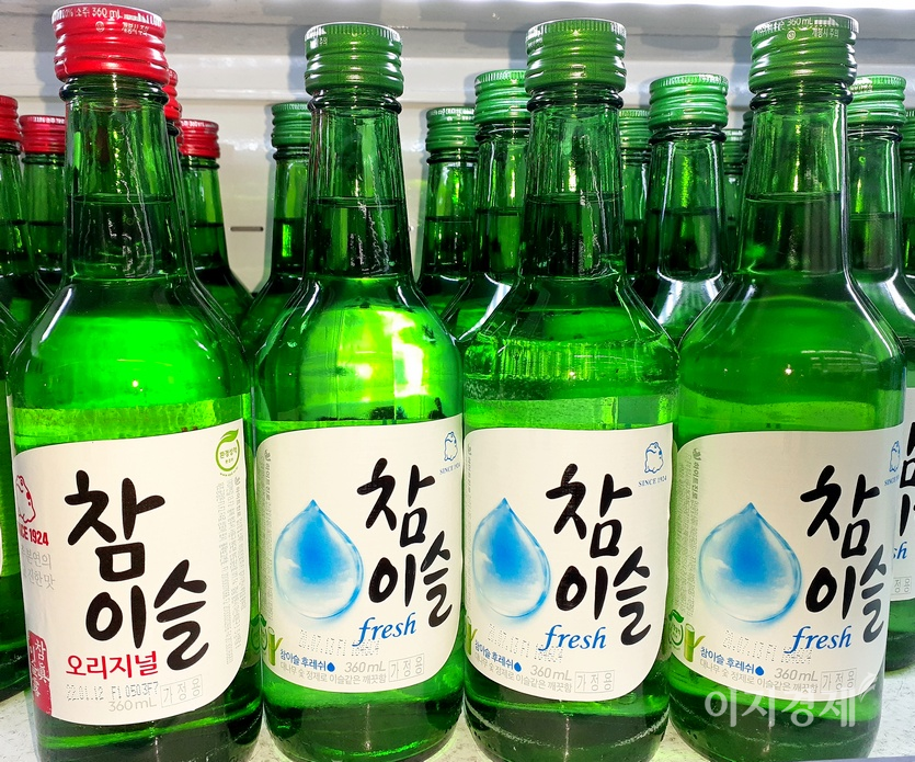 극 초반 등장하는 하이트 진로 참이슬. 사진=정수남 기자