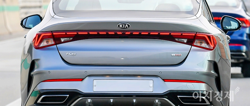 극중 기아차의 구형 K5가 두번 등장한다. (위부터)구형 K5와 신형 K5. 사진=정수남 기자
