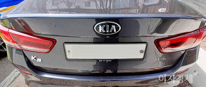 극중 기아차의 구형 K5가 두번 등장한다. (위부터)구형 K5와 신형 K5. 사진=정수남 기자