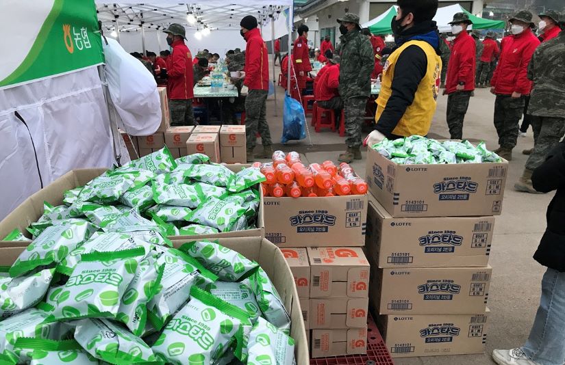 강원도 산불현장에 롯데, 대유위니아, 풀무원 등 기업들의 도움이 이어지고 있다. 사진=롯데제과