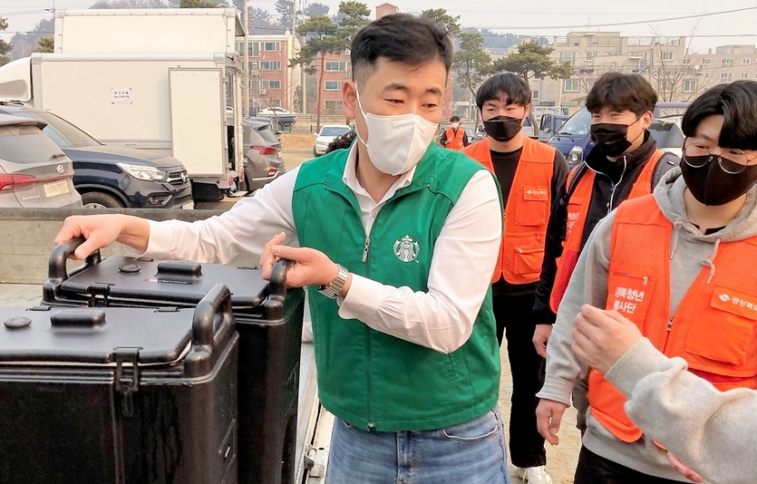 울진에서 가장 가까운 스타벅스 동해DT점에서 커피 1000잔을 만들어, 스타벅스 임직원, 경북청년봉사단 등이 울진에서 자원 봉사자, 119 소방대원 등에게 커피와 함께 컴포터(담요), 푸드, 식수 등을 전달하는 자원 봉사를 진행했습니다.
