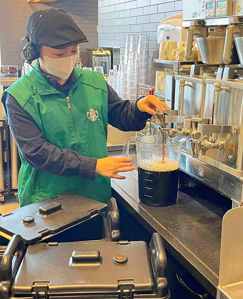 울진에서 가장 가까운 스타벅스 동해DT점에서 커피 1000잔을 만들어, 스타벅스 임직원, 경북청년봉사단 등이 울진에서 자원 봉사자, 119 소방대원 등에게 커피와 함께 컴포터(담요), 푸드, 식수 등을 전달하는 자원 봉사를 진행했습니다.