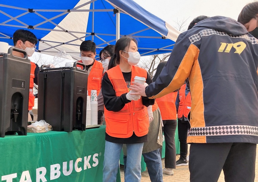 울진에서 가장 가까운 스타벅스 동해DT점에서 커피 1000잔을 만들어, 스타벅스 임직원, 경북청년봉사단 등이 울진에서 자원 봉사자, 119 소방대원 등에게 커피와 함께 컴포터(담요), 푸드, 식수 등을 전달하는 자원 봉사를 진행했습니다.