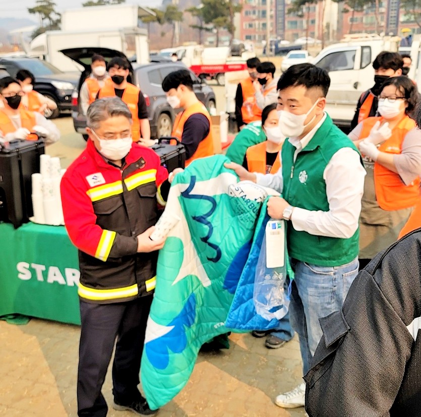 스벅 임직원 등은 이들에게 담요 증도 전달했다. 사진=스타벅스
